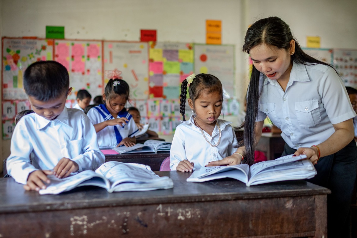 Chhay Kim Hak interacts with her grade one students at Chambak Haer Primary School, Puok District in Siem Reap, Cambodia. Credit: GPE/Roun Ry
