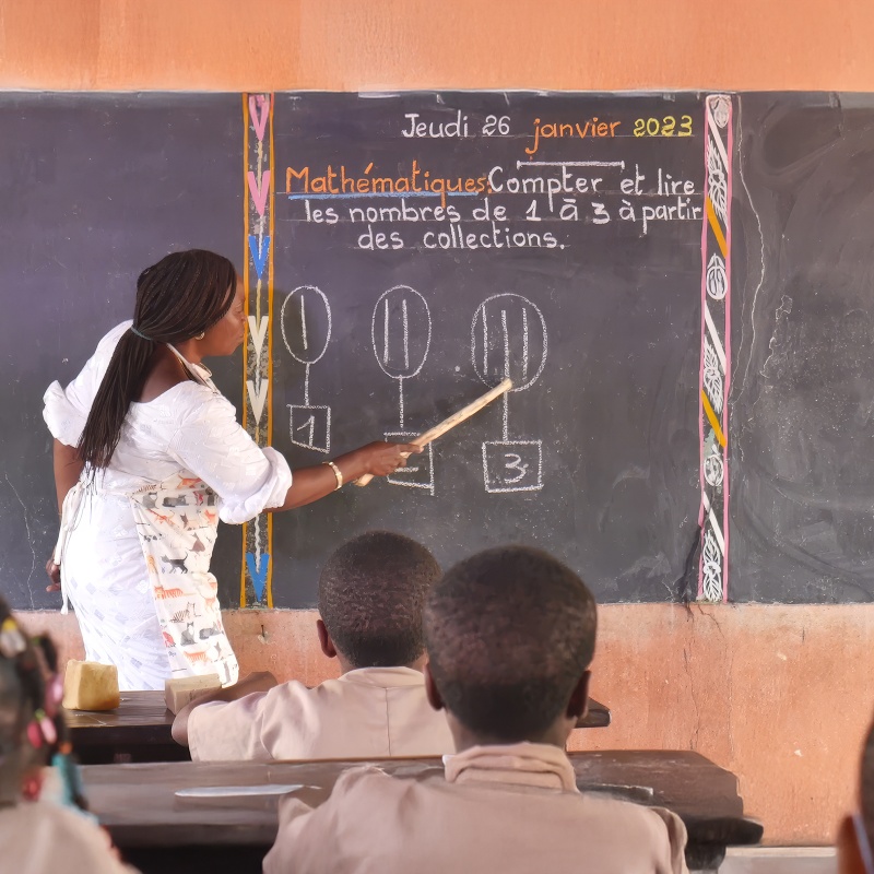 A teacher uses a new approach to teach the new math curriculum. Credit: Communication/UATS (Unite d’Appui Technique et de Suivi/PME3)