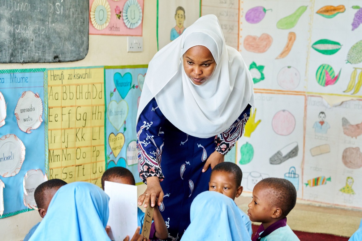 A pre-primary teacher and her students at Maandalizi Michikichini TuTu center in Michikichini, Zanzibar. Credit: GPE/Nainkwa (Trans.Lieu)